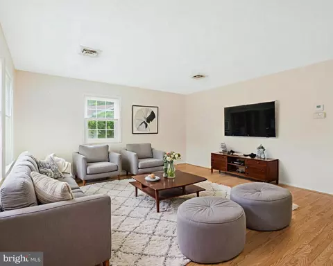 201 E Lynn Ct, Sterling, VA 20164 photo 3