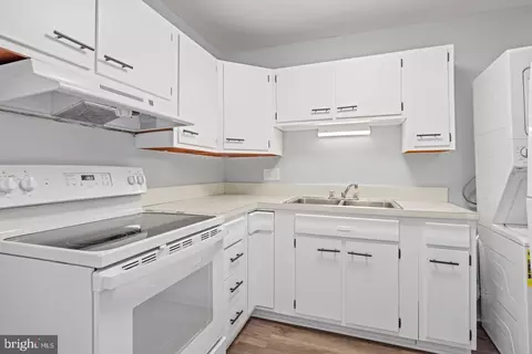 Kitchen - 312 E Cornell Dr, Sterling, VA 20164 photo 2 of 2