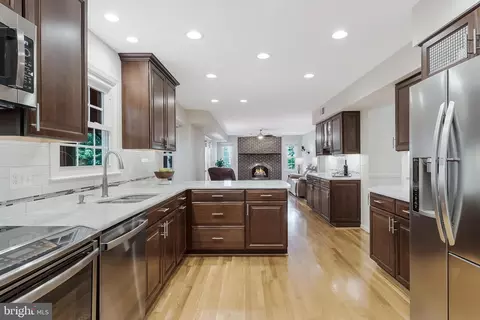 Kitchen - 21119 Deep Furrow Ct, Ashburn, VA 20147 photo 3 of 10