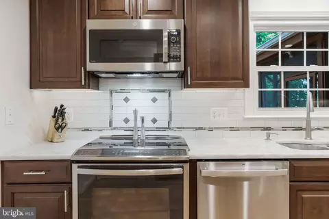 Kitchen - 21119 Deep Furrow Ct, Ashburn, VA 20147 photo 10 of 10
