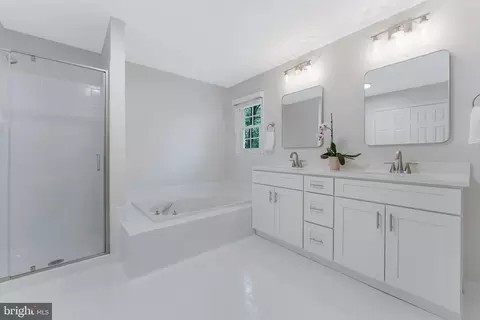 Bath - 21119 Deep Furrow Ct, Ashburn, VA 20147 photo 4 of 6