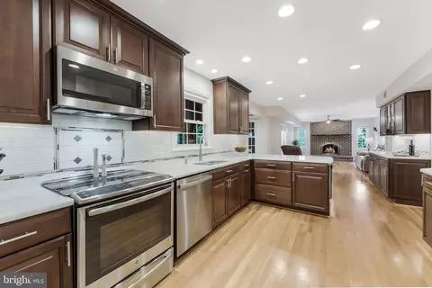 Kitchen - 21119 Deep Furrow Ct, Ashburn, VA 20147 photo 2 of 10