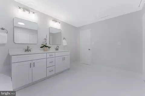 Bath - 21119 Deep Furrow Ct, Ashburn, VA 20147 photo 5 of 6
