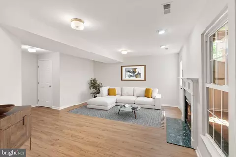 Living - 20681 Southwind Ter, Ashburn, VA 20147 photo 5 of 8