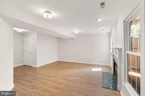 Living - 20681 Southwind Ter, Ashburn, VA 20147 photo 6 of 8