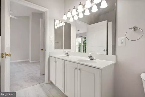 Bath - 20681 Southwind Ter, Ashburn, VA 20147 photo 3 of 6