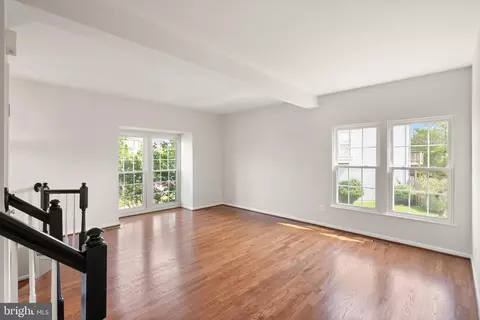 Living - 20681 Southwind Ter, Ashburn, VA 20147 photo 2 of 8
