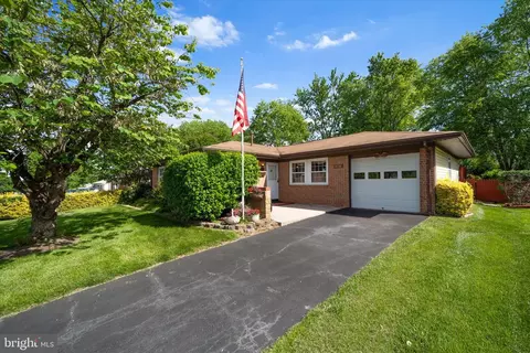 210 W Beech Rd, Sterling, VA 20164
