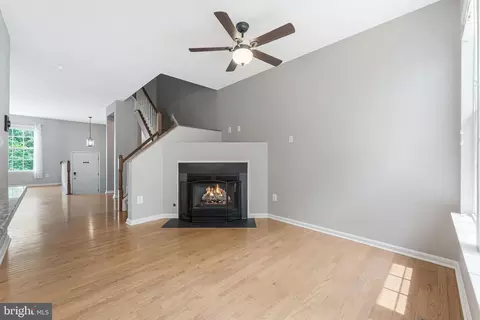 Living - 43103 Forest Edge Sq, Broadlands, VA 20148 photo 3 of 4
