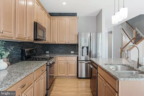 Kitchen - 43103 Forest Edge Sq, Broadlands, VA 20148 photo 5 of 9