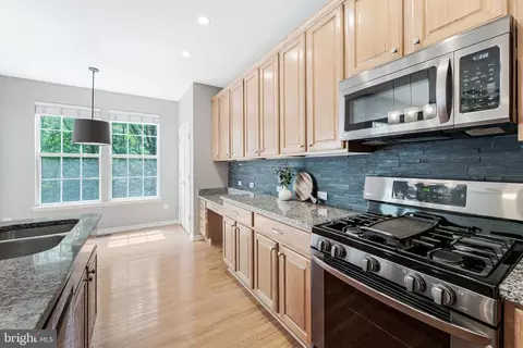 Kitchen - 43103 Forest Edge Sq, Broadlands, VA 20148 photo 6 of 9