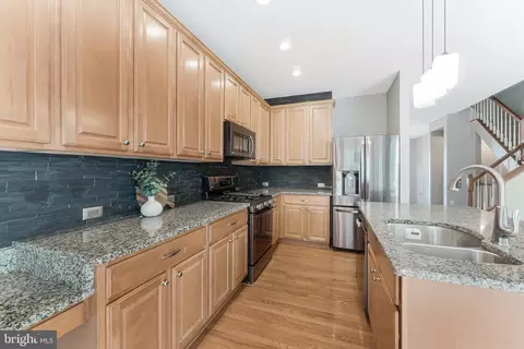 Kitchen - 43103 Forest Edge Sq, Broadlands, VA 20148 photo 4 of 9