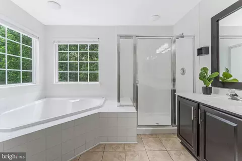 Bath - 43103 Forest Edge Sq, Broadlands, VA 20148 photo 3 of 4