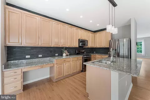 Kitchen - 43103 Forest Edge Sq, Broadlands, VA 20148 photo 8 of 9