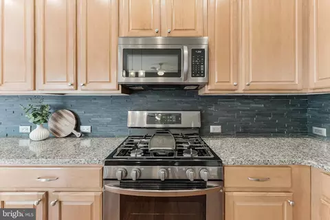 Kitchen - 43103 Forest Edge Sq, Broadlands, VA 20148 photo 3 of 9