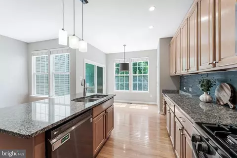 Kitchen - 43103 Forest Edge Sq, Broadlands, VA 20148 photo 7 of 9