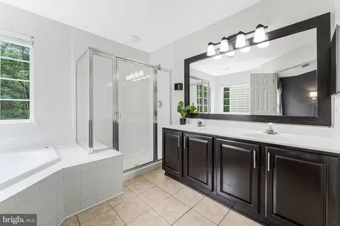Bath - 43103 Forest Edge Sq, Broadlands, VA 20148 photo 2 of 4