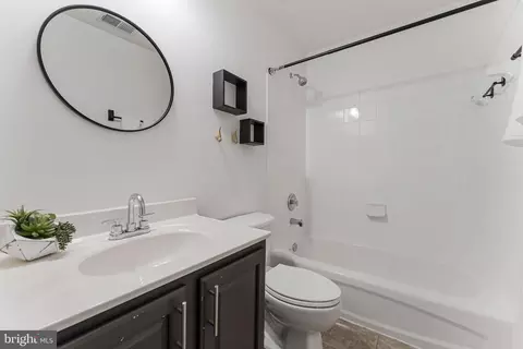 Bath - 43103 Forest Edge Sq, Broadlands, VA 20148 photo 4 of 4