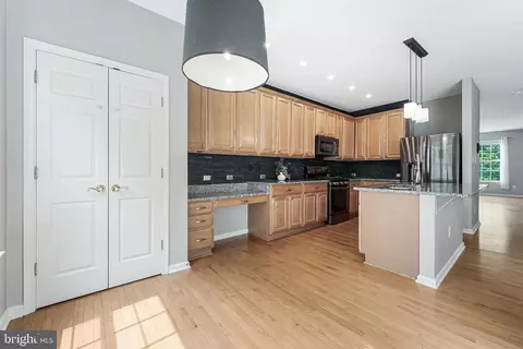 Kitchen - 43103 Forest Edge Sq, Broadlands, VA 20148 photo 2 of 9