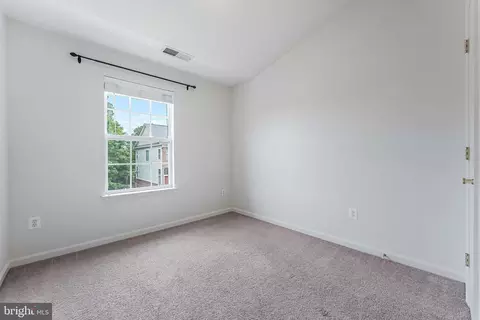 Bedroom - 43103 Forest Edge Sq, Broadlands, VA 20148 photo 3 of 4