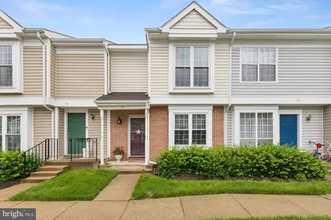 71 Sudbury Sq, Sterling, VA 20164
