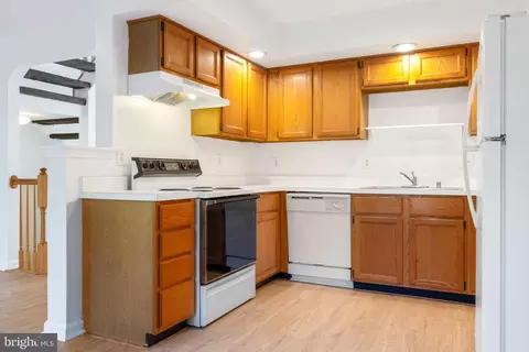 Kitchen - 21055 Cornerpost Sq, Ashburn, VA 20147 photo 1 of 2