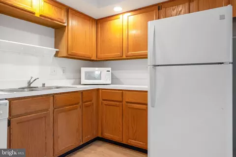 Kitchen - 21055 Cornerpost Sq, Ashburn, VA 20147 photo 2 of 2