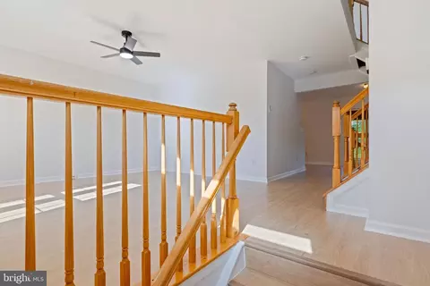 Entry Way - 21055 Cornerpost Sq, Ashburn, VA 20147 photo 4 of 18