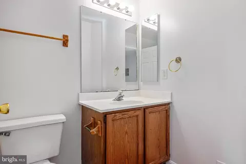 Bath - 21055 Cornerpost Sq, Ashburn, VA 20147 photo 2 of 3
