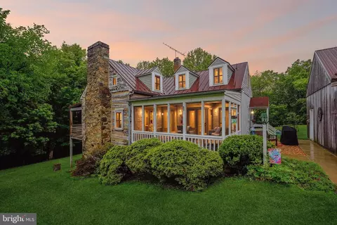 14732 Rose Hollow Ln, Waterford, VA 20197