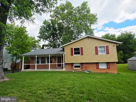 Exterior - 402 W Maple Ave, Sterling, VA 20164 photo 4 of 19