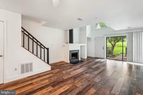 1059 Warwick Ct, Sterling, VA 20164 photo 9