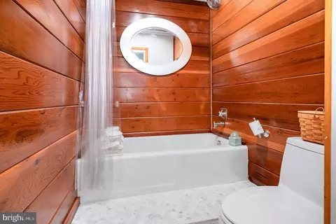 Bath - 16222 Hampton Rd, Hamilton, VA 20158 photo 3 of 5