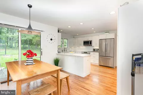 Kitchen - 16222 Hampton Rd, Hamilton, VA 20158 photo 2 of 3