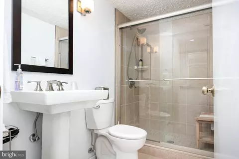 Bath - 16222 Hampton Rd, Hamilton, VA 20158 photo 5 of 5