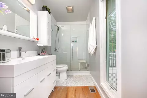 Bath - 16222 Hampton Rd, Hamilton, VA 20158 photo 1 of 5