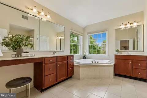 Bath - 43229 Augustine Pl, Ashburn, VA 20147 photo 2 of 5