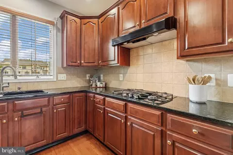 Kitchen - 43229 Augustine Pl, Ashburn, VA 20147 photo 3 of 9