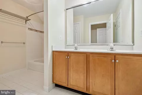Bath - 43229 Augustine Pl, Ashburn, VA 20147 photo 4 of 5