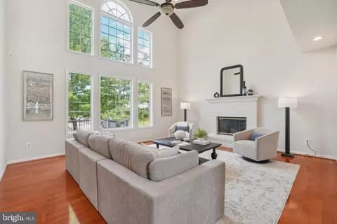 Living - 25487 Dabner Dr, Chantilly, VA 20152 photo 2 of 3