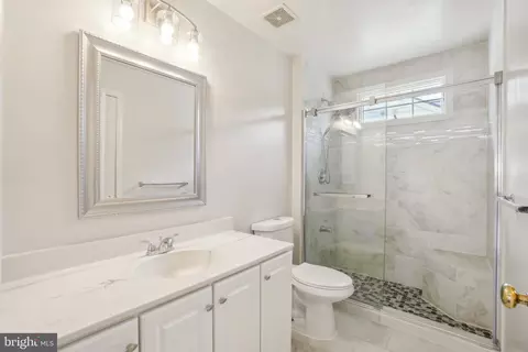 Bath - 25487 Dabner Dr, Chantilly, VA 20152 photo 2 of 3