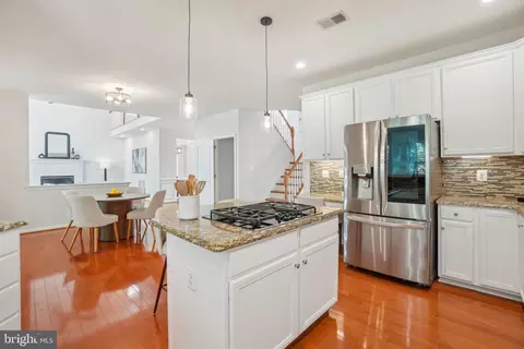 Kitchen - 25487 Dabner Dr, Chantilly, VA 20152 photo 3 of 4