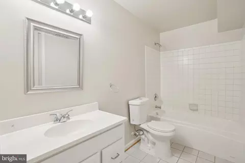 Bath - 25487 Dabner Dr, Chantilly, VA 20152 photo 3 of 3