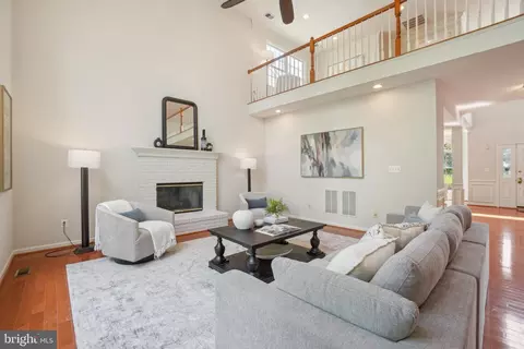 Living - 25487 Dabner Dr, Chantilly, VA 20152 photo 3 of 3