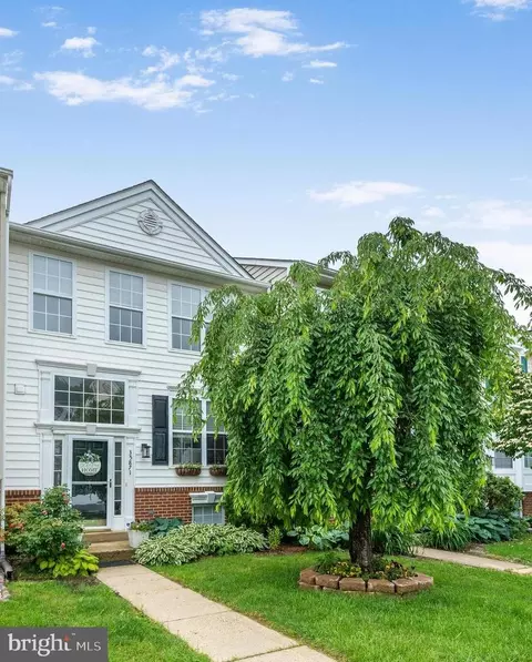 35871 Devon Park Sq, Round Hill, VA 20141