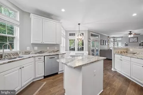 Kitchen - 25892 Pinebluff, Chantilly, VA 20152 photo 2 of 2