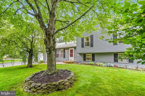 111 Sue Ann Ct, Sterling, VA 20164