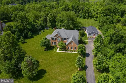 17301 Roundmont Pl, Round Hill, VA 20141