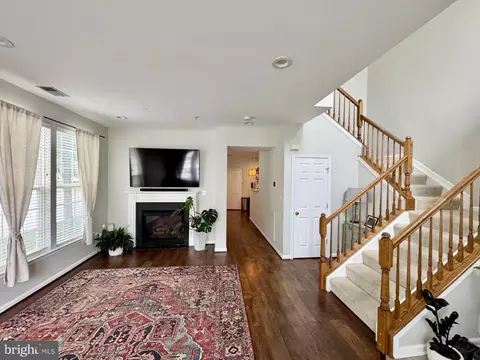 Living - 43048 Zander Ter, Ashburn, VA 20147 photo 2 of 3