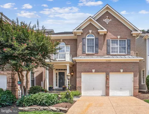 20268 Island View Ct, Sterling, VA 20165